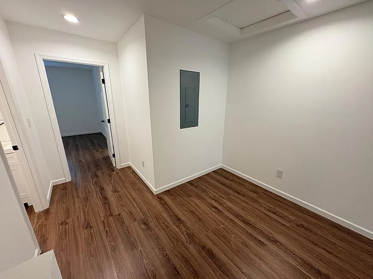 538 E State St — Photo 21