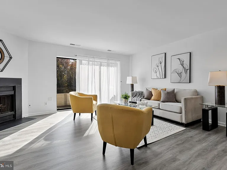 3061 Hawthorne Dr NE #3061 — Photo 1