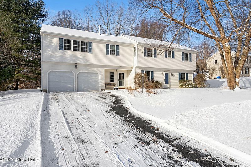 4th image of 61 Carriage Road