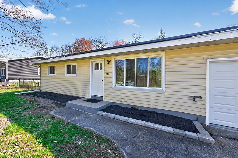 3rd image of 253 Vly Road