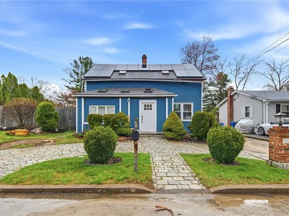 15 Versailles St, Cranston, RI 02920