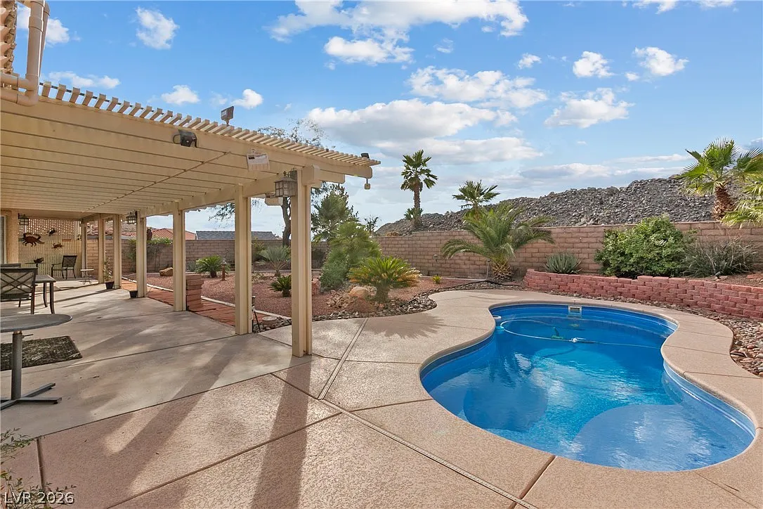 3 bed, 2.5 bath, 2257 sqft, $3,700 — Photo 2