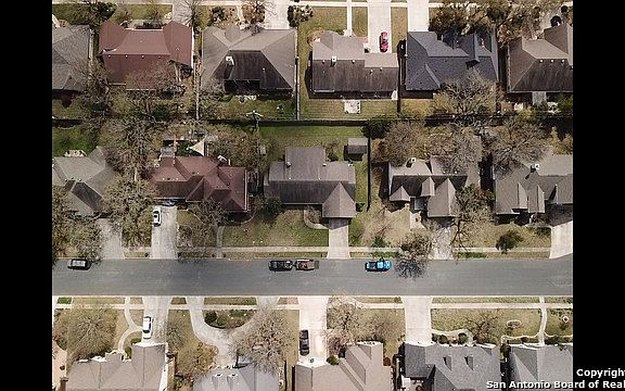 2nd image of 121 Oak Knoll Cir