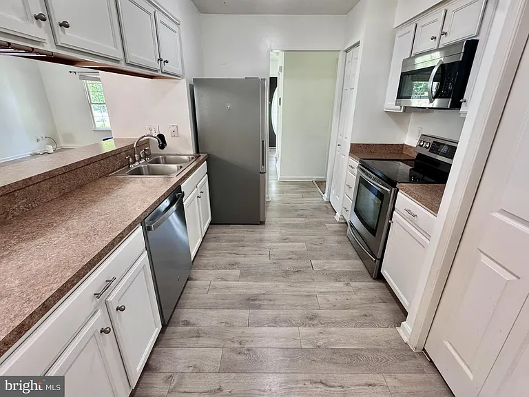 2038 Dewey Dr — Photo 9
