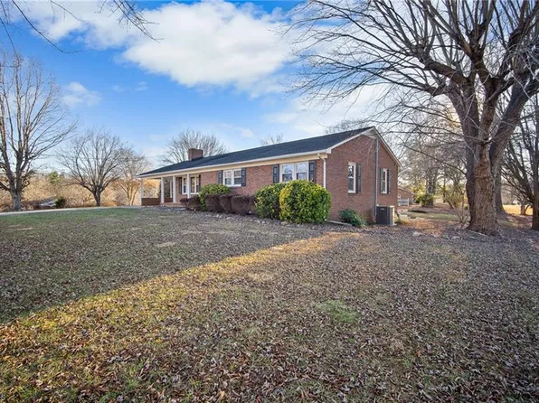 209 Stephen Blvd, Winston Salem, NC 27107