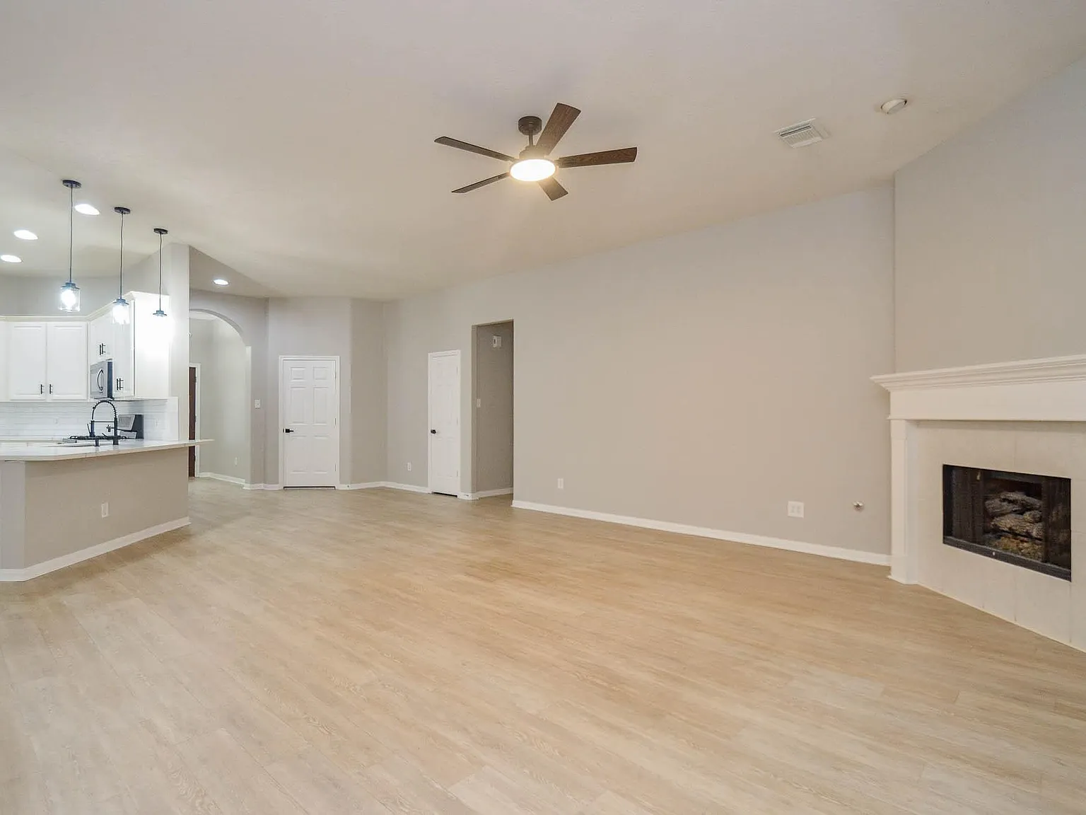 3 bed, 2.0 bath, 2203 sqft, $3,000 — Photo 2