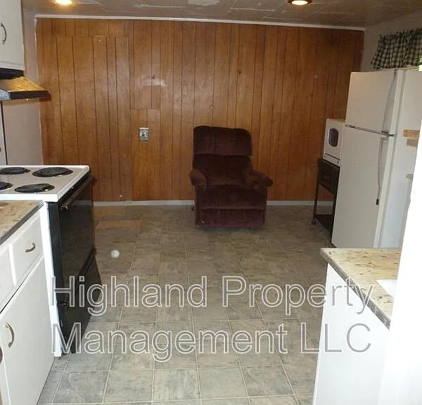 1170 NE Harvey Rd #B — Photo 2