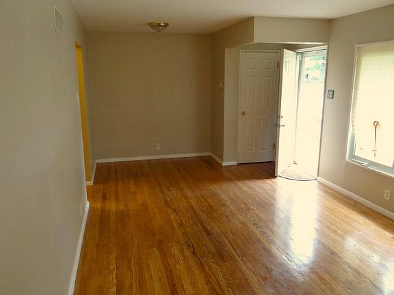 2nd image of 10009 Lakemoor Dr