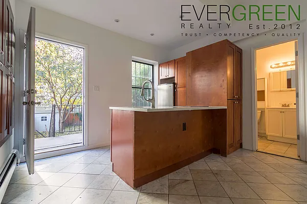 Rented by Evergreen Apartments BK | media 60