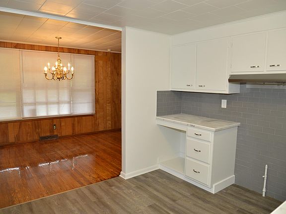 4th image of 136 N Marguerite Ave