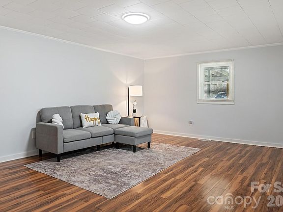 4th image of 511 Stafford St