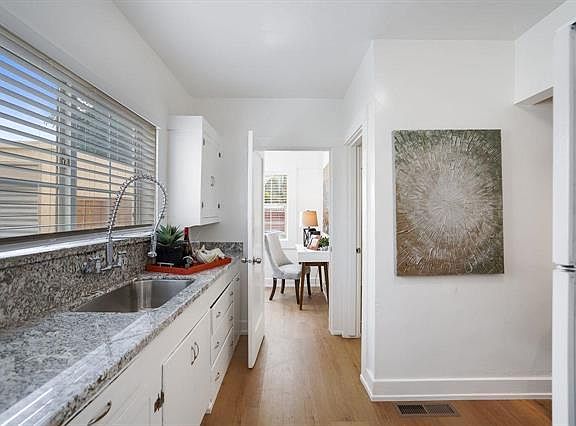 3rd image of 220 Lincoln Ave