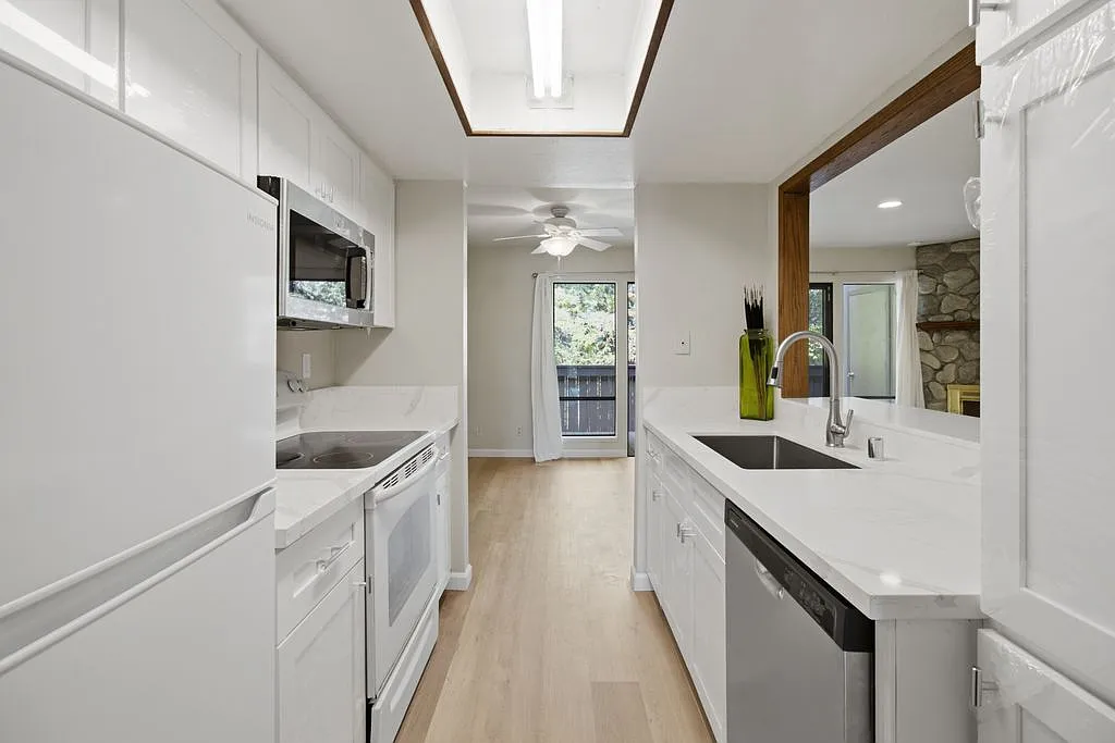 2 bed, 1000 sqft, $1,900 — Photo 1
