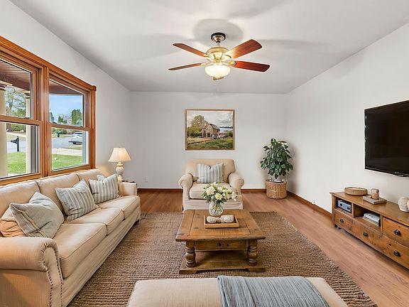 3rd image of 1310 Circle Dr