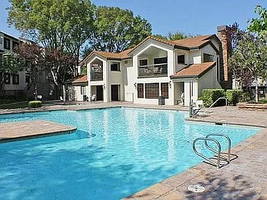 3 bed, 1090 sqft, $3,200 — Photo 3