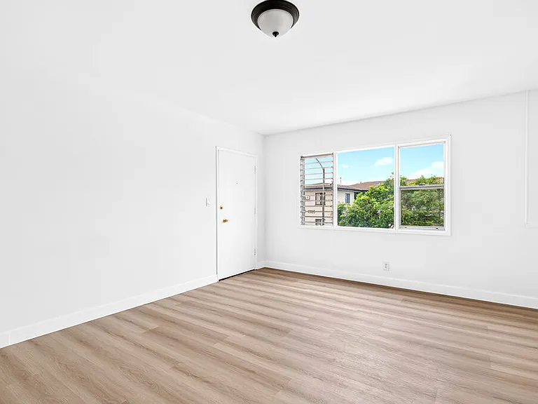 4777 San Vicente Blvd #8 — Photo 13