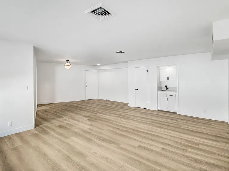 8430 De Longpre — Photo 24