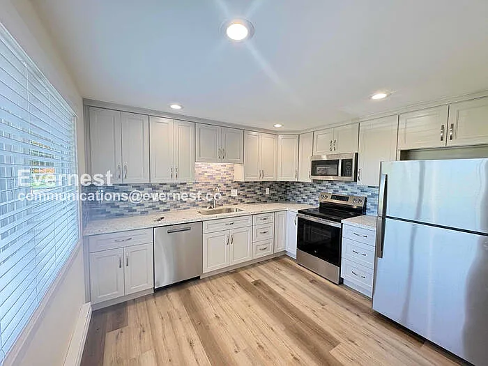 2 bed, 1.0 bath, 720 sqft, $2,100 — Photo 4