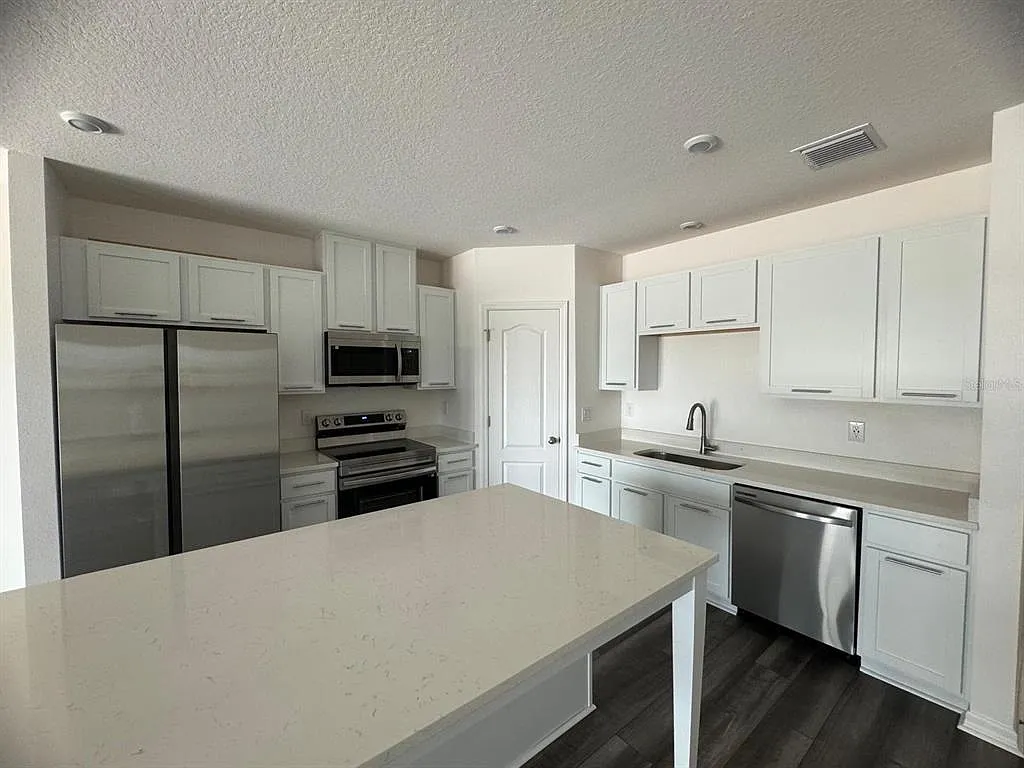 3 bed, 2.5 bath, 1694 sqft, $2,300 — Photo 3
