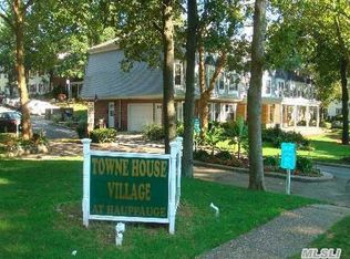 721 Towne House Vlg, Hauppauge, NY 11749