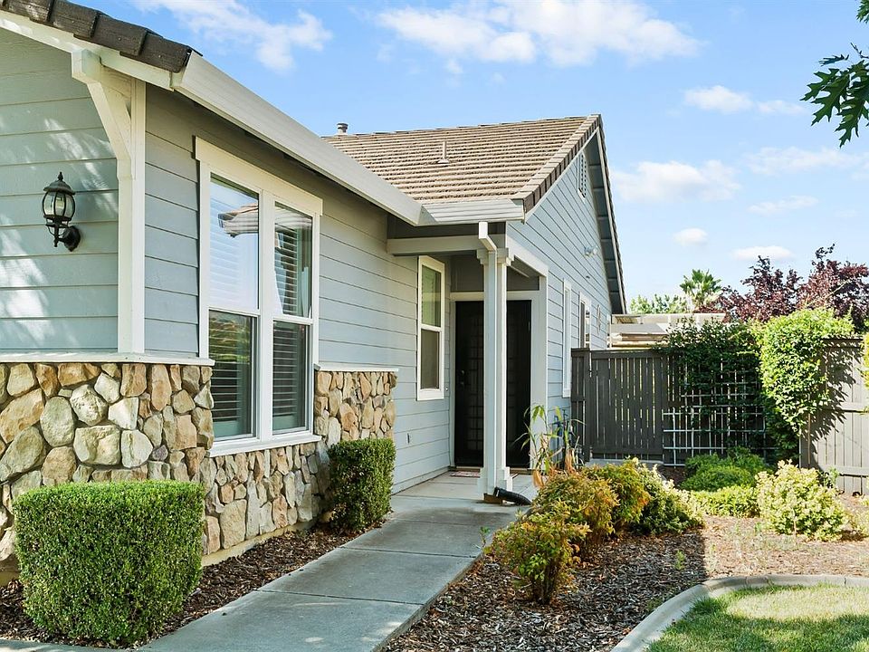 1st image of 520 Pelican Bay Cir
