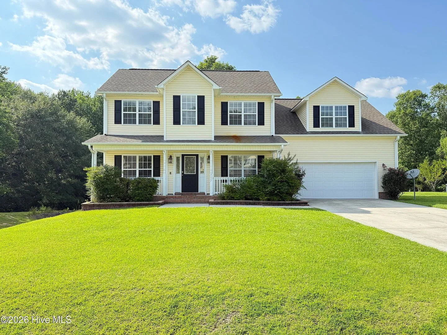 3 bedroom 2 1/2 bath located in Timber Creek — Photo 2