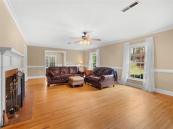 5th image of 102 Cherokee Rd