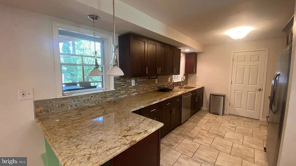 4 bed, 2.5 bath, 1750 sqft, $3,200 — Photo 4