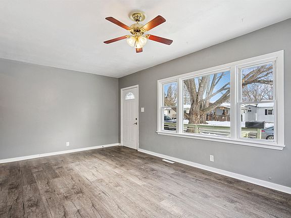 3rd image of 1044 Dundee Ave