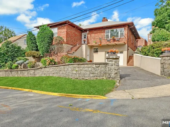 401 Adolphus Avenue, Cliffside Park, NJ 07010