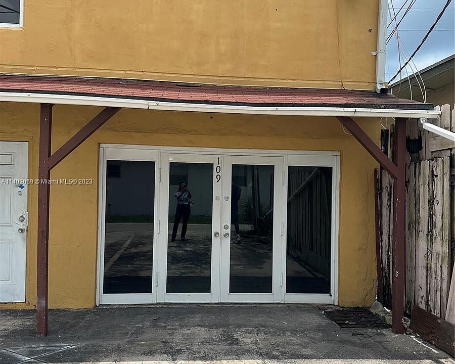 1st image of 1610 N Dixie Hwy #109