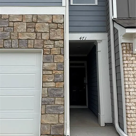 471 Stoneybrook Dr — Photo 2