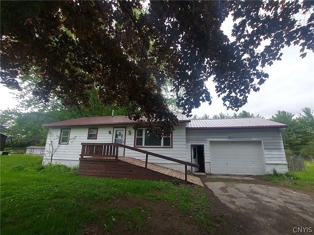 3 bed, 1.0 bath, 1014 sqft, $1,800 — Photo 1