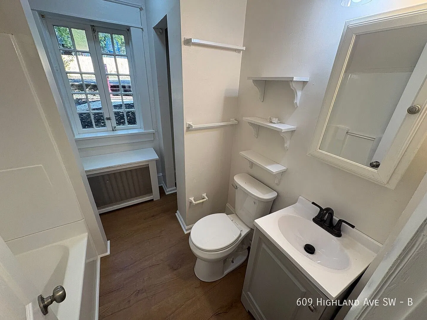 1 Bedroom 1 Bath Apartment Ready For You! — Photo 3