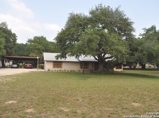 170 County Road 762, Devine, TX 78016
