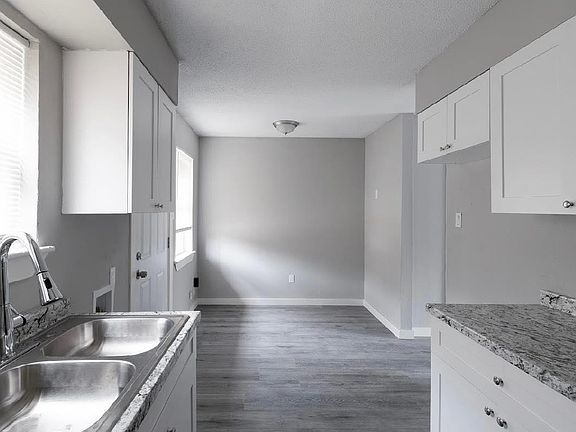 3rd image of 4015 Camelot Ln #4015