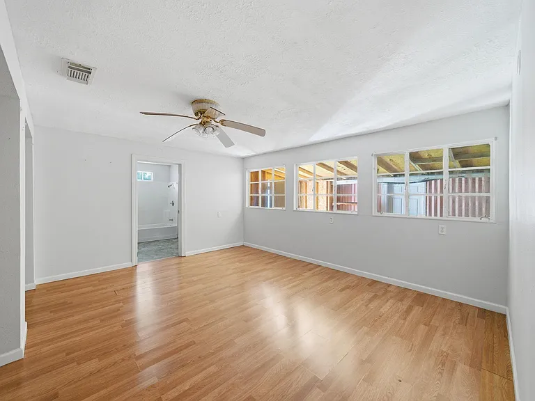 410 Live Oak St — Photo 14