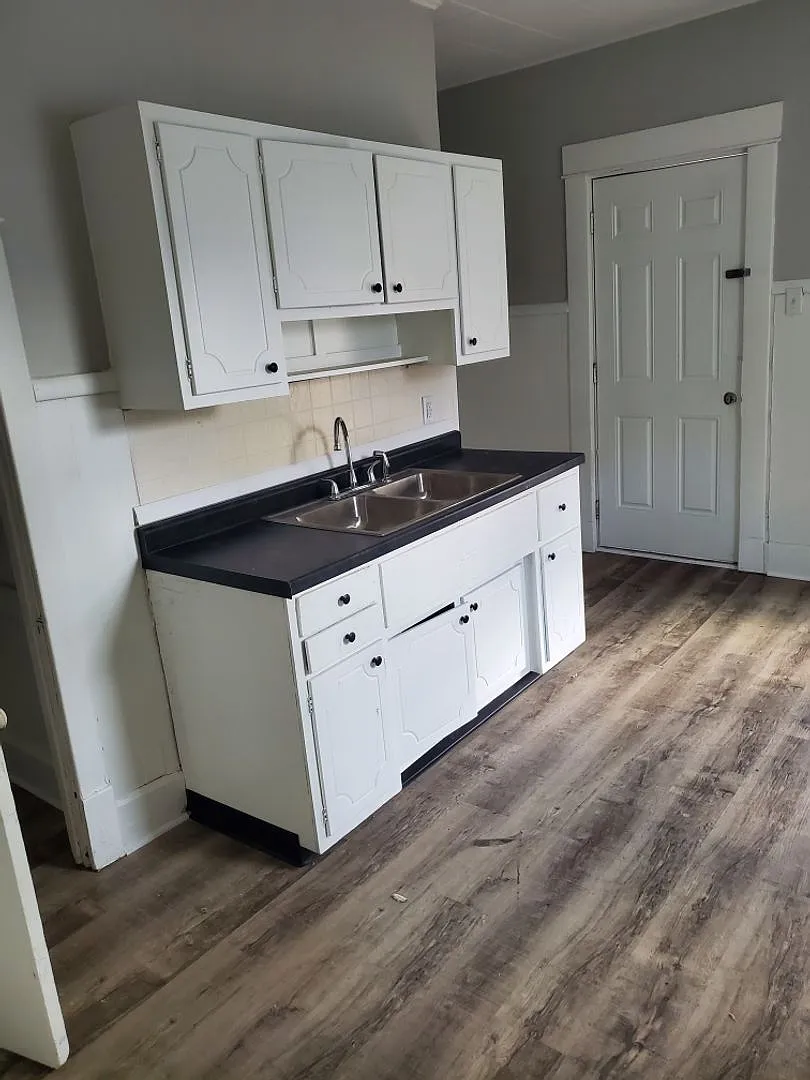 For Rent: 623 W 9th St. Spacious 3 Bedroom Home! Nice Porch! Pet Friendly! — Photo 4