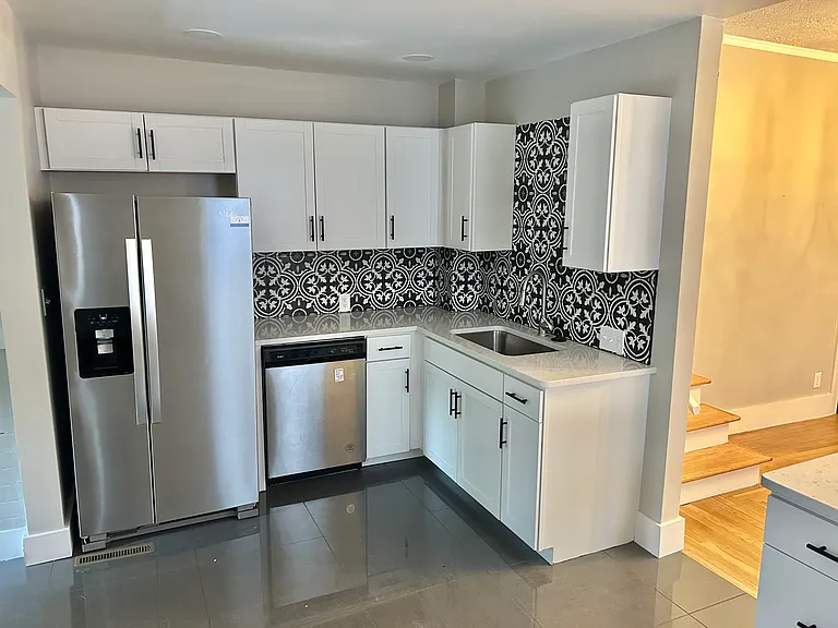 1015 W Franklin Ave — Photo 11