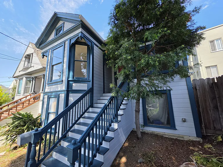 3139 Harrison St — Photo 1