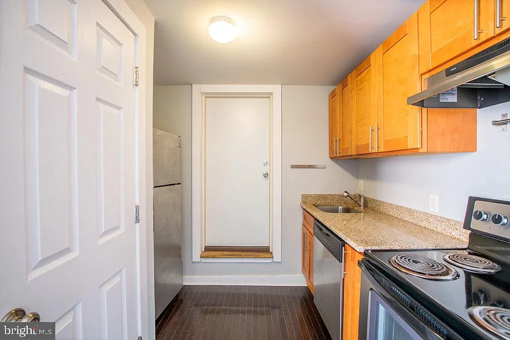 Studio, 1.0 bath, $975 — Photo 3