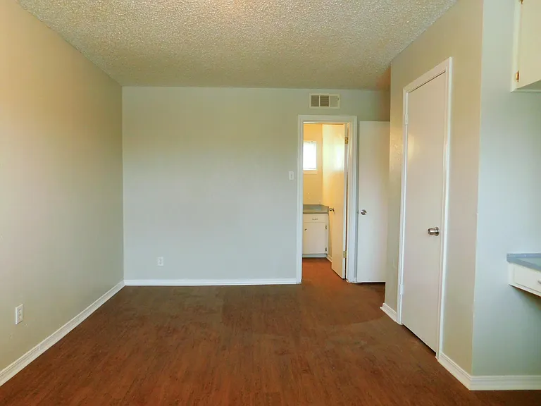 401 Betchan St #4A — Photo 8