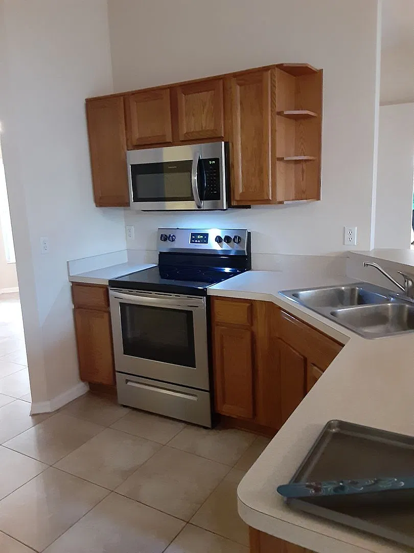 Spacious 3 Bedroom Single Family Home — Photo 2