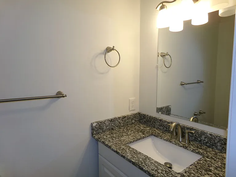 3915 B Valley Ct — Photo 9