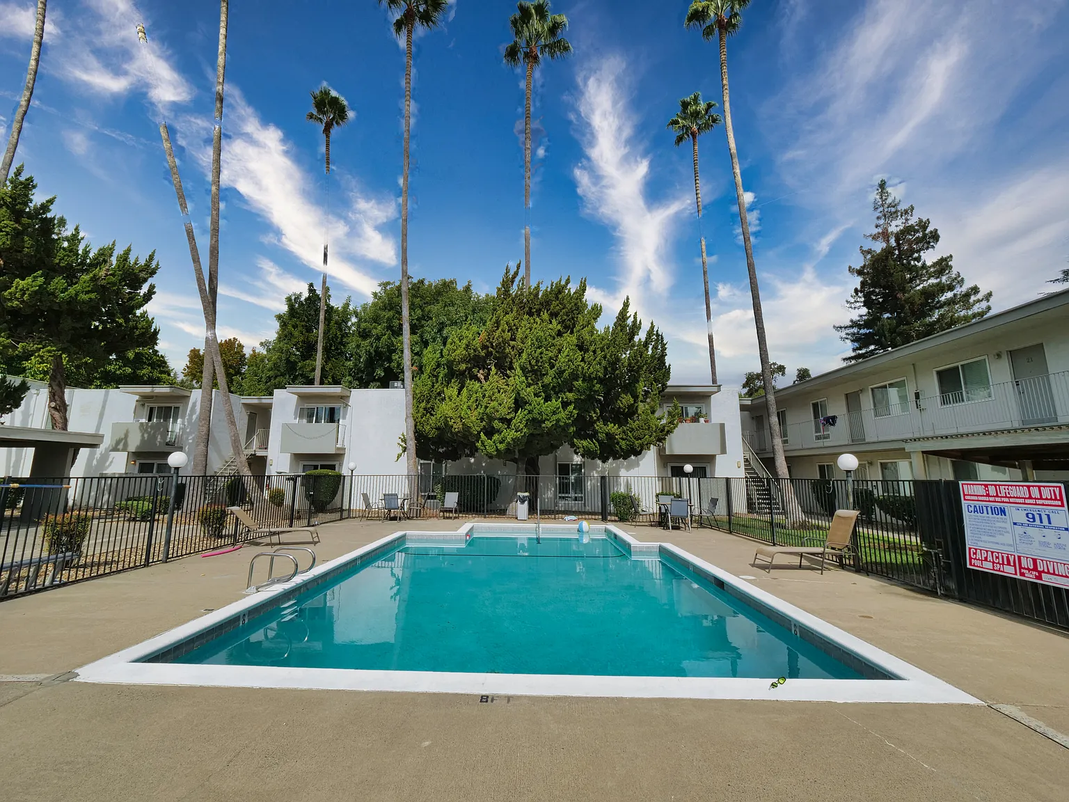 River House Apartments — Photo 4