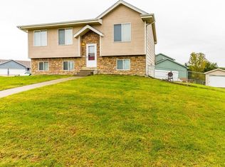405 Crestview Dr, Runnells, IA 50237