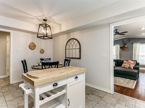 3rd image of 2308 Hollybush Ln