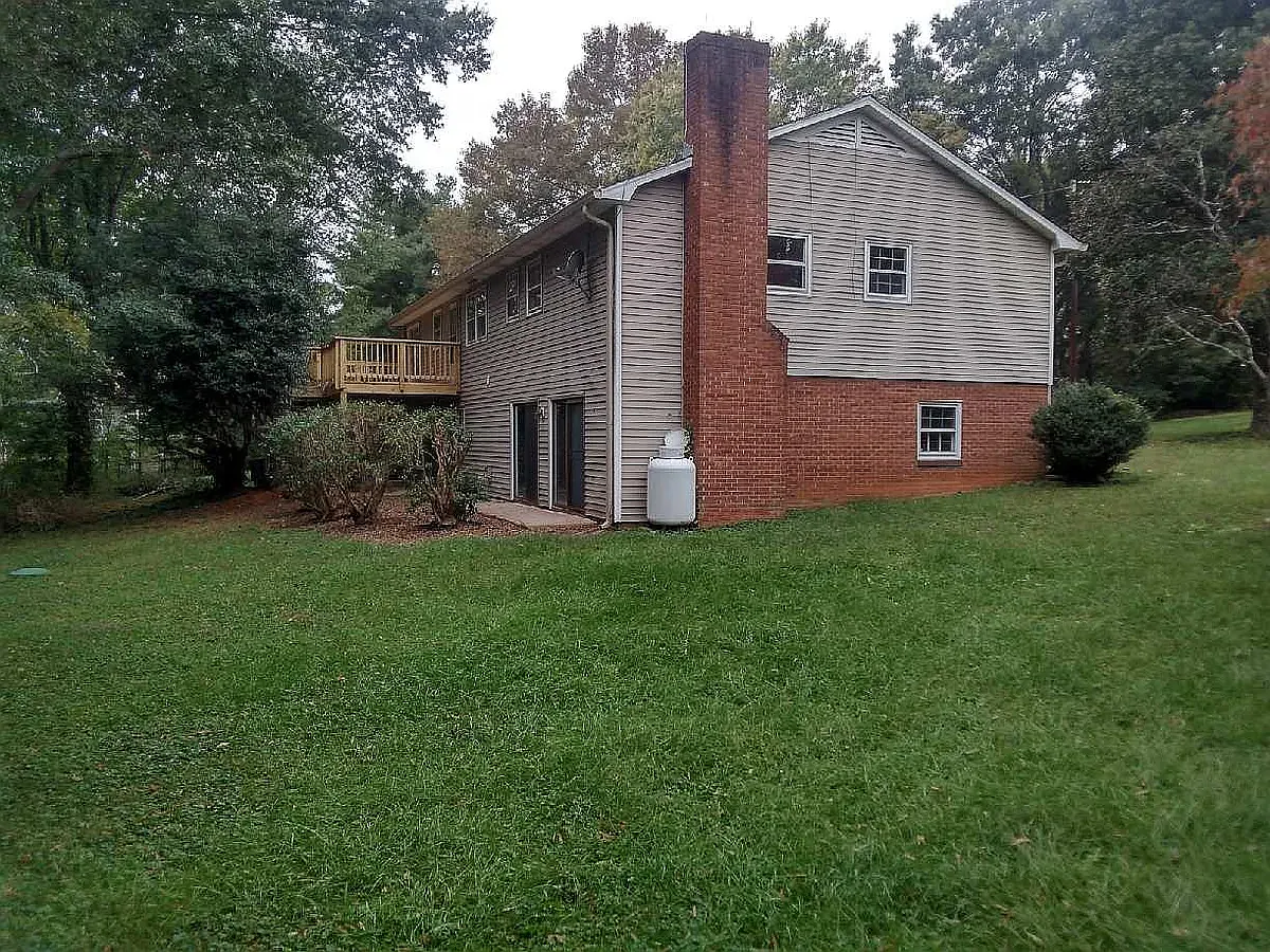 3 bed, 2500 sqft, $2,350 — Photo 2