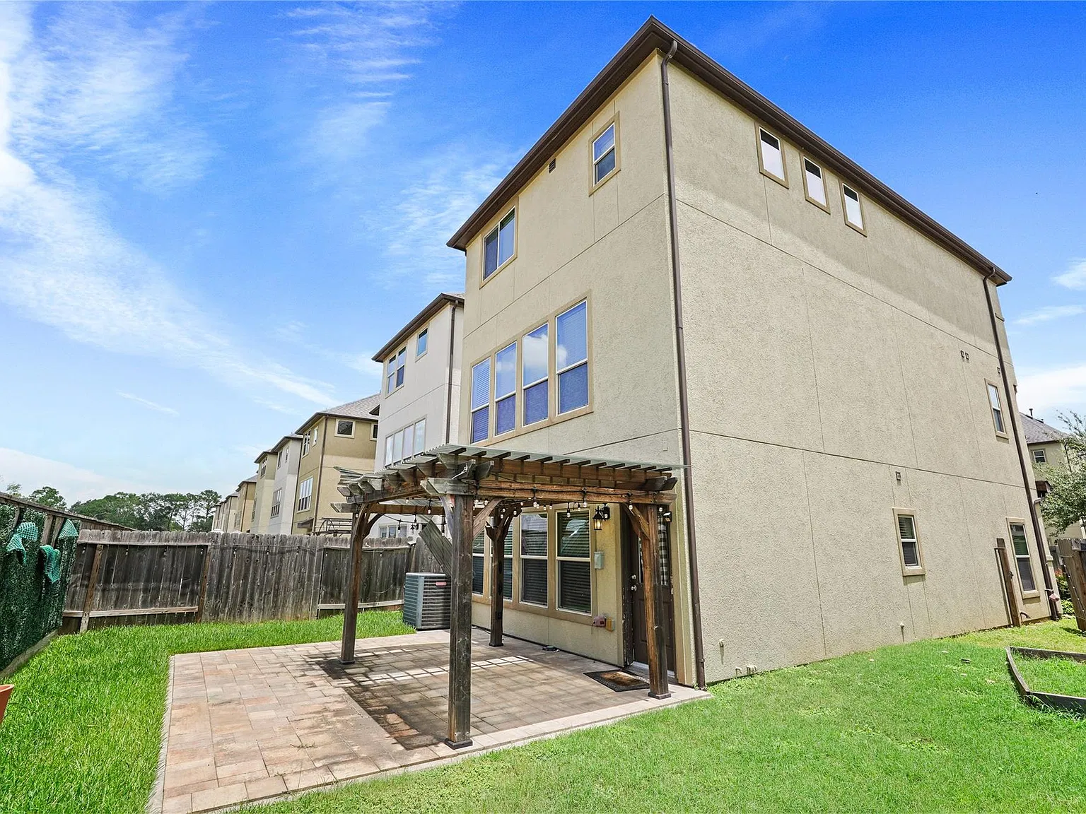 4 bed, 3.5 bath, 2456 sqft, $3,000 — Photo 4