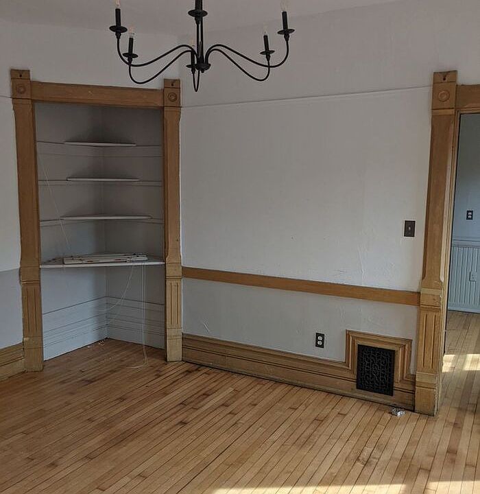 1st image of 305 E Lloyd St